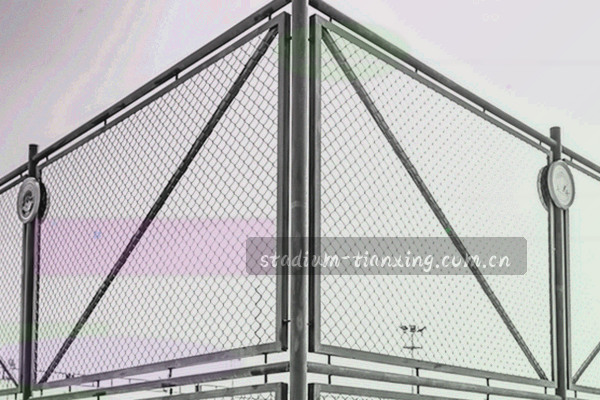 盾牌与数据线结合的数据安全概念图